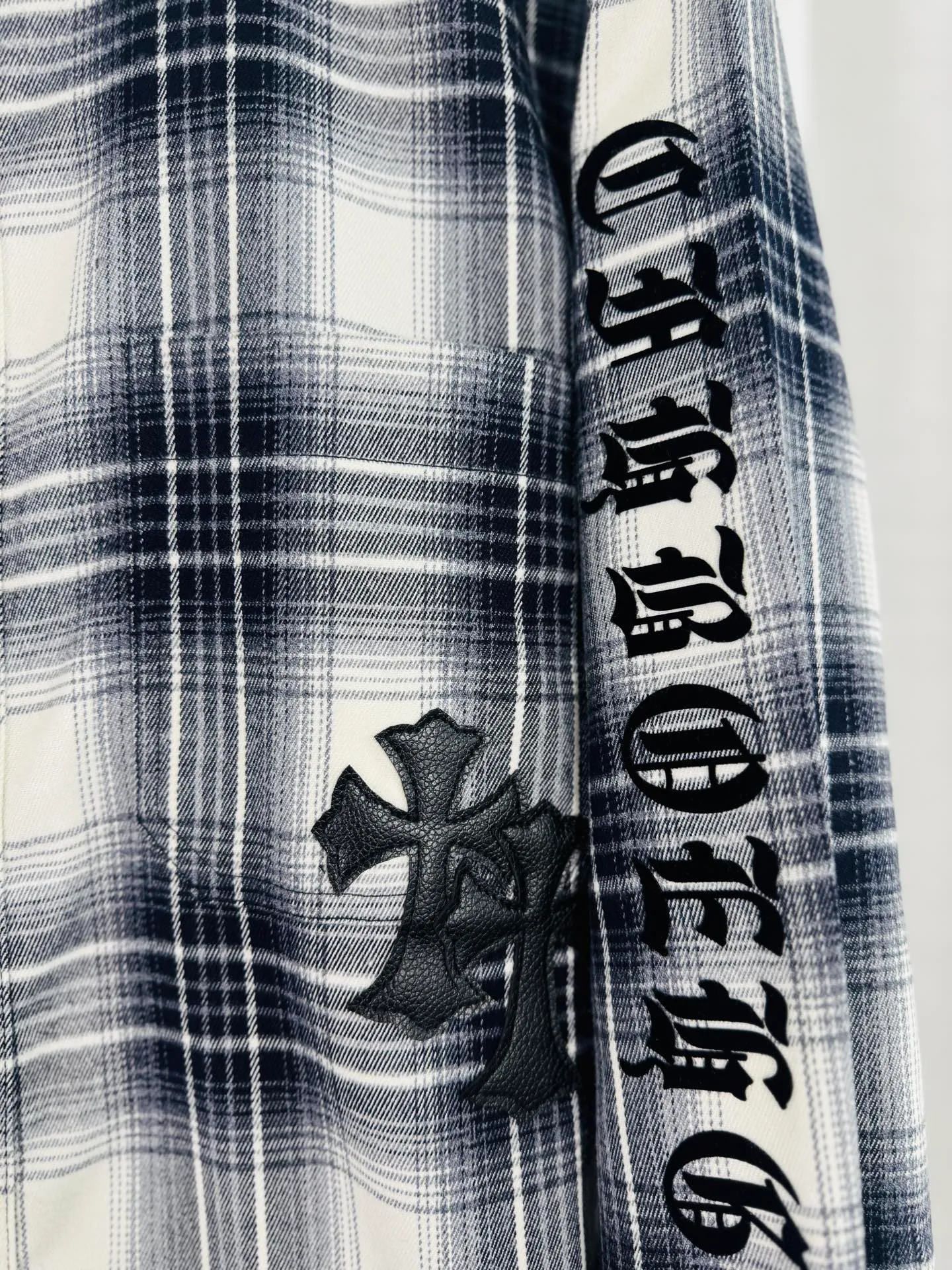 P250 top version, real shot without P, ​​different from market currency) 𝗖𝗵𝗿𝗼𝗺𝗲 𝗛𝗲𝗮𝗿𝘁𝘀/Cro Xin 2025 leather plaid shirt Accessories: Original model-opening collar label ➕100% silk wash water label. Genuine purchase-grade original hangtag➕matching hanging rope➕3D hanging beads➕original packaging bag. Craftsmanship: The original version has consistent wiring! The highest version of the armhole matching technique! Color: Red Black Size: S M L XL Style No.: 8001